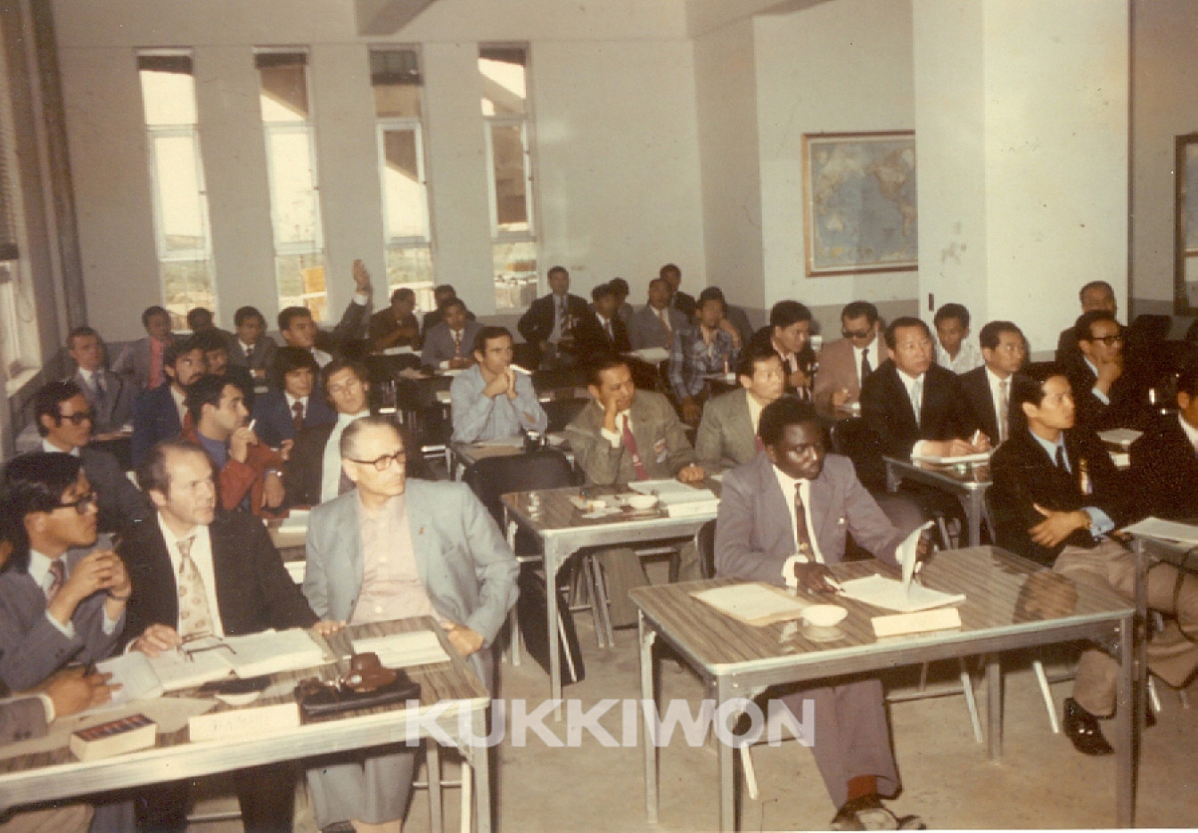 1973년 5월 28일 세계태권도연맹 창설 총회를 듣는 사람들 모습