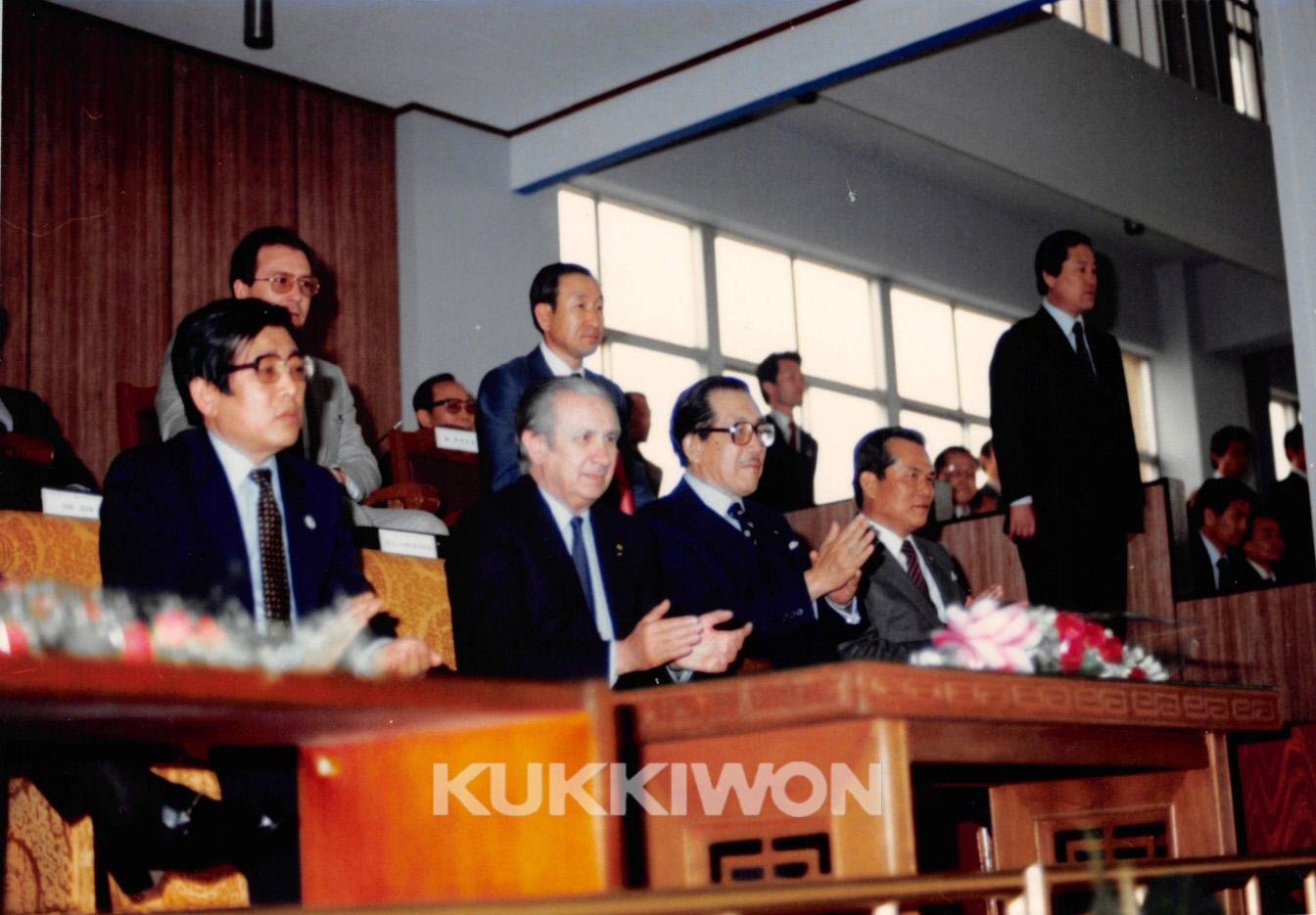 1982년 4월 8일 안토니오 사마란치 IOC 위원장 방문1-안토니오 사마란치가 방문하여 환영식을 보고 있다